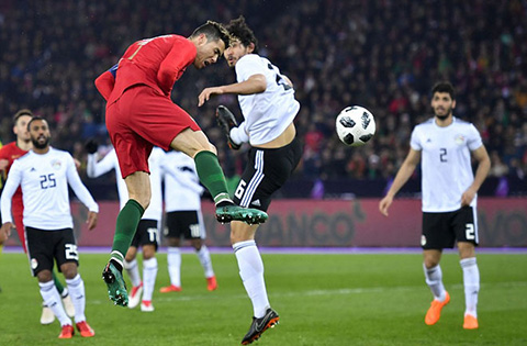 Ở tuổi 33, Ronaldo vừa ghi 2 bàn trong phút bù giờ của hiệp 2 trong chiến thắng trước Ai Cập