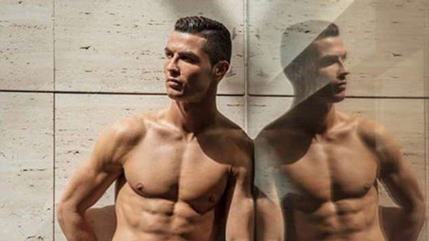 Ronaldo mặc quần lót, khoe thân hình hấp dẫn trước gương