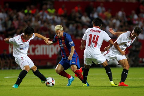 p Hàng thủ lỏng lẻo của Sevilla khó lòng đứng vững trước sức công phá của Messi và đồng đội
