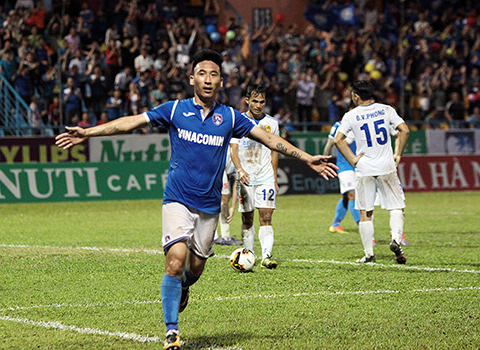 Than.QN chơi thăng hoa trong hiệp 2 với 3 bàn thắng ghi được vào lưới của Quảng Nam FC - Ảnh: Phan Tùng 