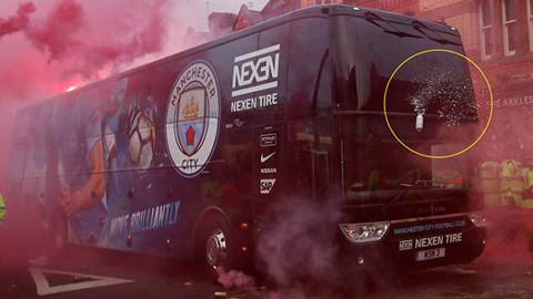 Fan Liverpool tấn công xe buýt Man City khiến Klopp phải xin lỗi
