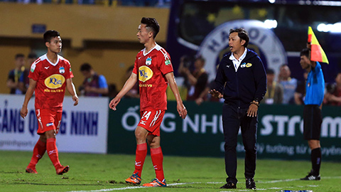 Thầy trò Dương Minh Ninh đã nhận thất bại toàn diện trước Hà Nội FC - Ảnh: Minh Tuấn 