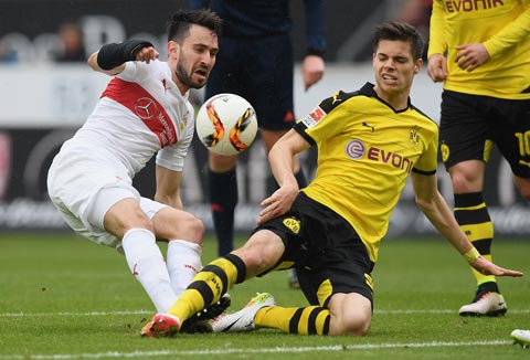 Điểm tựa sân nhà là không đủ để Dortmund (phải) có thể đánh bại Stuttgart