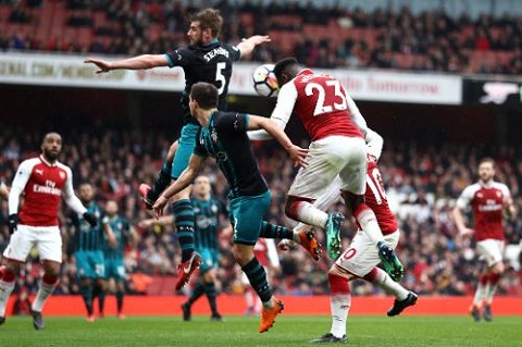 Welbeck đánh đầu ấn định tỷ số 3-2 cho Arsenal