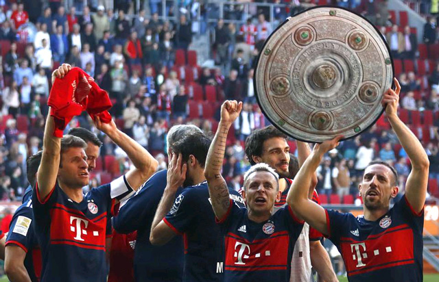 Franck Ribery cùng các đồng đội cảm ơn những người hâm mộ có mặt trên sân. Đã 6 mùa liên tiếp, Bayern trở thành nhà vô địch của Bundesliga.