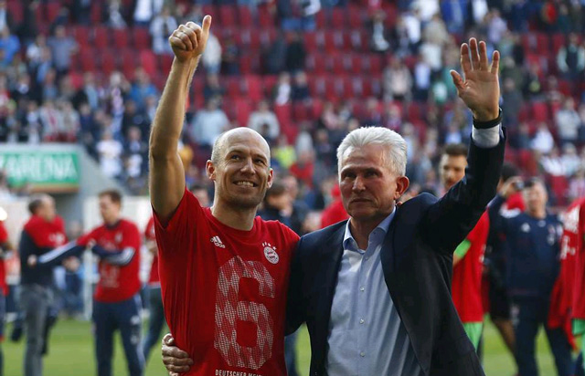 HLV lão làng Jupp Heynckes và Robben vẫy tay cảm ơn người hâm mộ. Đây là chức vô địch Bundesliga thứ 4 mà Heynckes có được khi dẫn dắt Bayern. Trước đó là vào các mùa 1988/89, 1989/90, 2012/13.
