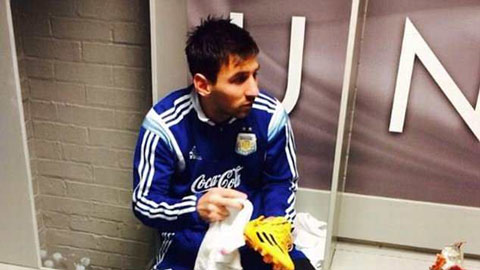 Lò đào tạo M.U dùng hình ảnh Messi để răn đe học viên