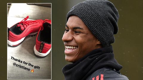 Hậu trường sân có 11/4: Ronaldo tặng giày sao trẻ M.U