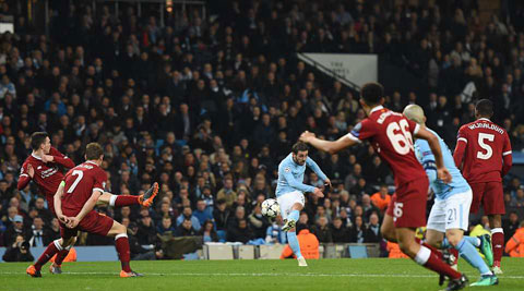 Silva sút bóng trúng cột dọc khung thành Liverpool trong hiệp 1