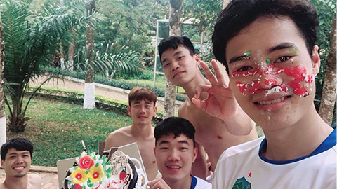 Văn Toàn bị đồng đội HAGL chơi khăm trong ngày sinh nhật