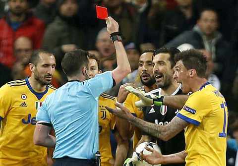 Buffon nhận thẻ đỏ trực tiếp vì lỗi phản ứng thái quá