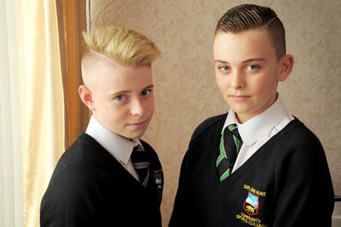 2 học sinh một lớp tại Anh bị đình chỉ học vì “để đầu Becks”