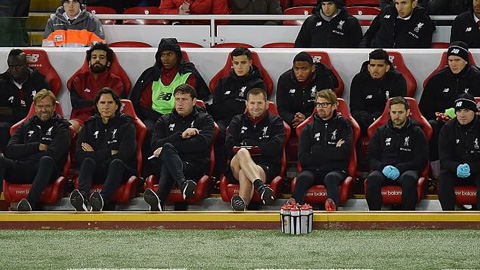 Solanke phải màu đũng quần trên băng ghế dự bị Liverpool