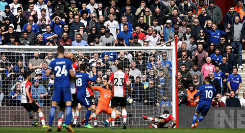 Hazard gỡ hòa 2-2 cho Chelsea
