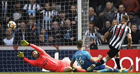 Newcastle lần đầu quật ngã Arsenal sau 10 trận thua liên tiếp