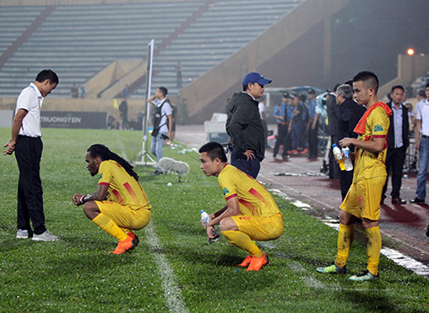 Khi tiếng còi kết thúc trận đấu của trọng tài Hoàng Anh Tuấn vang lên cũng là lúc các cầu thủ Nam Định đổ gục xuống sân. Dù rất nỗ lực nhưng Nam Định vẫn chưa biết đến mùi chiến thắng kể từ đầu mùa giải 