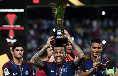 Mới tới PSG đầu mùa nhưng Alves đã thu thập 3 danh hiệu cùng đội bóng thủ đô Paris