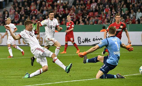Mueller có cú hat-trick trước Leverkusen