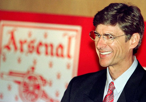 HLV Wenger dẫn dắt Arsenal từ tháng 9/1996