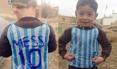 Hiện tượng “chú bé áo nilon” hâm mộ Messi