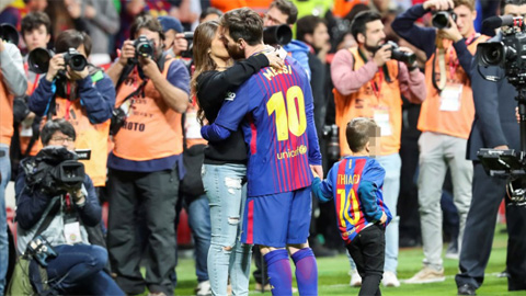 'Đại gia đình' Barca ăn mừng chức vô địch Cúp Nhà Vua