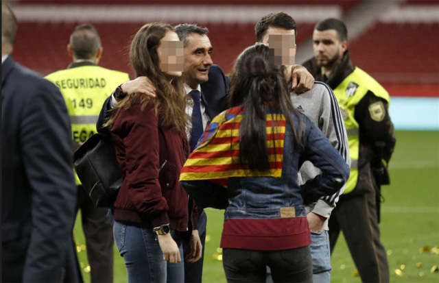 HLV Ernesto Valverde chụp hình chung với các con sau khi đưa Barca lên ngôi vô địch cúp Nhà vua 2017/18