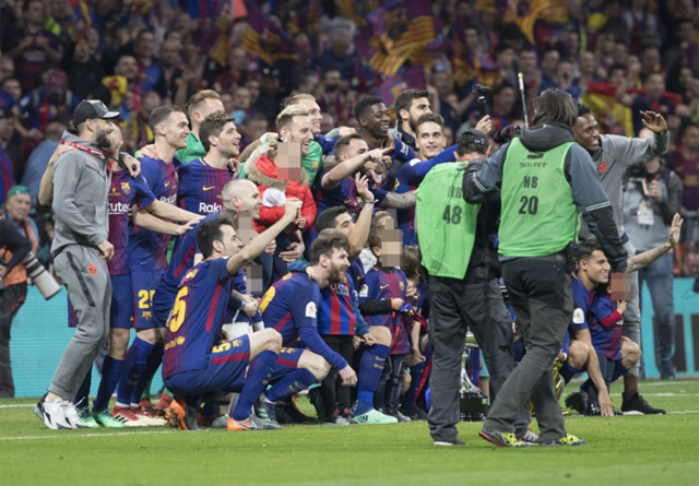 Các thành viên đội Barca ăn mừng chiến thắng trước Sevilla