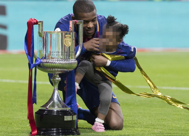 Hậu vệ Nelson Semedo ôm hôn con gái bên chiếc cúp Nhà vua
