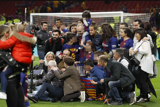 CĐV, gia đình chụp hình với Andres Iniesta - người sẽ chia tay Barca vào cuối mùa giải 2017/18