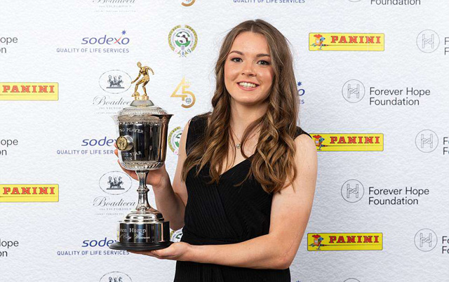 Lauren Hemp của Nữ Man City nhận danh hiệu Cầu thủ trẻ nữ xuất sắc nhất