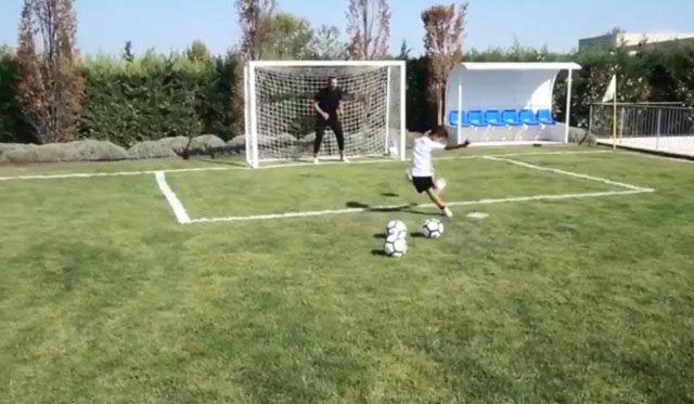 Biệt thự nhà Ronaldo cũng có sân bóng để anh cùng cậu nhóc Cristiano Jr tập luyện
