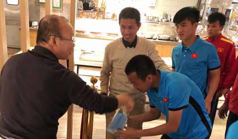 HLV Park Hang Seo tặng 'vũ khí' đặc biệt cho cầu thủ U19 Việt Nam