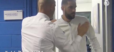 Zidane duy trì thói quen khích lệ học trò cùng một kiểu trước cửa phòng thay đồ