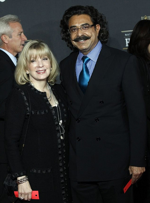 Tỷ phú Mỹ gốc Pakistan Khan bên vợ Ann
