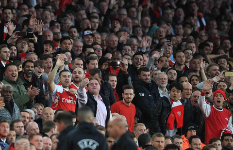 Người hâm mộ Arsenal tỏ ra bức xúc với màn trình diễn của đội khách