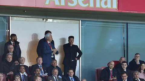 Diego Simeone đứng gần... GĐĐH của Arsenal sau khi bị đuổi lên khán đài