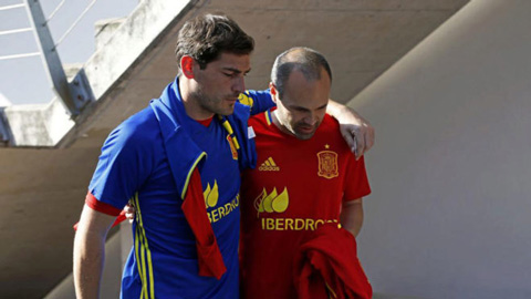 Bóng đá Tây Ban Nha phản ứng ra sao về việc Iniesta chia tay Barca?