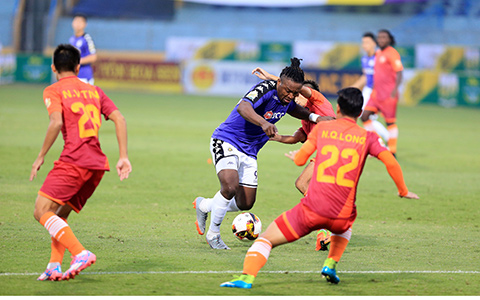 Phong độ chói sáng của Oseni và Samson đã giúp Hà Nội FC vùi dập Sài Gòn FC để vào tứ kết Cúp QG 2018 - Ảnh: Đức Cường 
