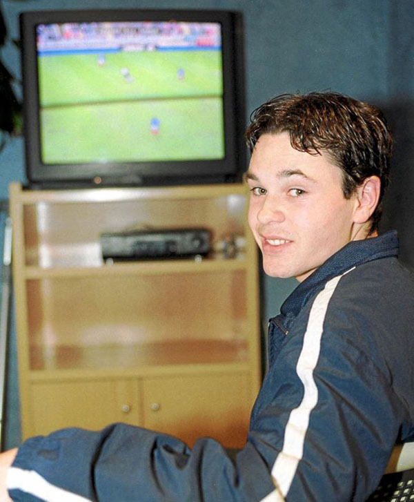 Iniesta gia nhập đội trẻ Barca vào năm 12 tuổi và ông Lorenzo Serra Ferrer là người thầy đầu tiên của anh