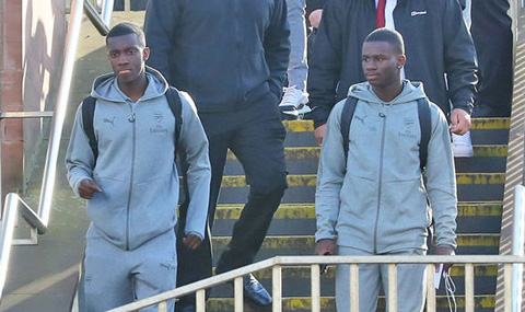 Hai cầu thủ trẻ Eddie Nketiah và Jordi Osei-Tutu cùng đội một Arsenal tới Manchester