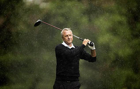 Cruyff thư giãn bằng golf và cả bằng suy nghĩ về bóng đá