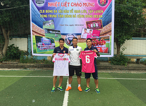 Hai trụ cột của Sài Gòn FC là Ngọc Duy, Quốc Long trao tặng chiếc áo kỷ niệm có chữ ký của toàn đội để gửi tặng người đồng đội cũ Chu Khánh Thành 
