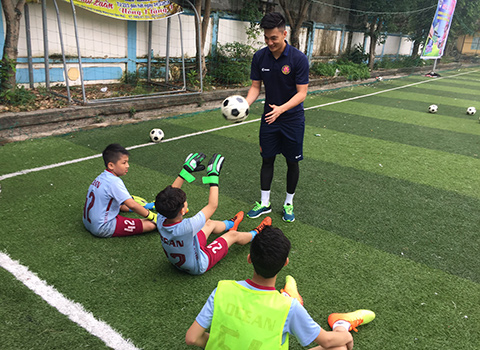 Thủ môn của U23 Việt Nam Nguyễn Văn Hoàng chọn một góc riêng để truyền đạt lại kỹ năng bắt bóng cho các cầu thủ nhí