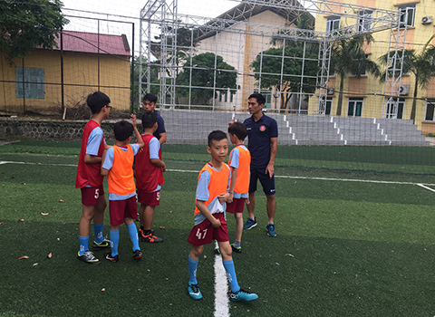 Một ngôi sao khác của Sài Gòn FC cũng góp mặt trong chuyến giao lưu đầy ý nghĩa này là tiền vệ Hoàng Thiên 