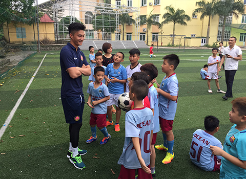 Được giao lưu, gặp mặt các thần tượng của bóng đá Việt Nam giống như là trải nghiệm đáng nhớ của các em nhỏ tại Trung tâm bóng đá cộng đồng Soccer Community Ocean tại Vĩnh Phúc - Ảnh: Tú Phạm 