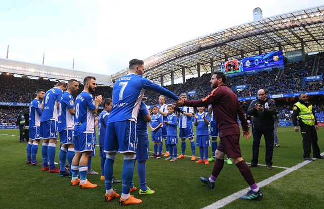 Các cầu thủ chủ nhà Deportivo xếp hàng vỗ tay chào đón Barca trước trận đấu.