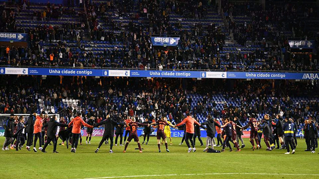 Toàn đội Barca nắm tay nhau mở hội ngay tại Riazor. Chỉ 1 mùa để Real Madrid lên ngôi, Lionel Messi cùng các đồng đội đã đòi lại ngai vàng một cách thuyết phục.