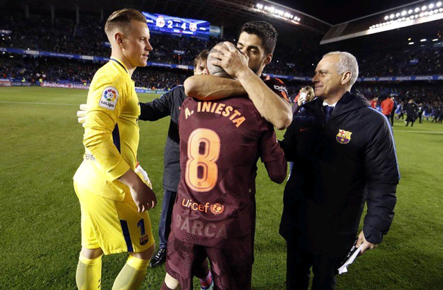 Luis Suarez cùng các đồng đội ra chia vui với Andres Iniesta. Từ mùa giải tới, huyền thoại 33 tuổi sẽ chuyển sang Trung Quốc chơi bóng.