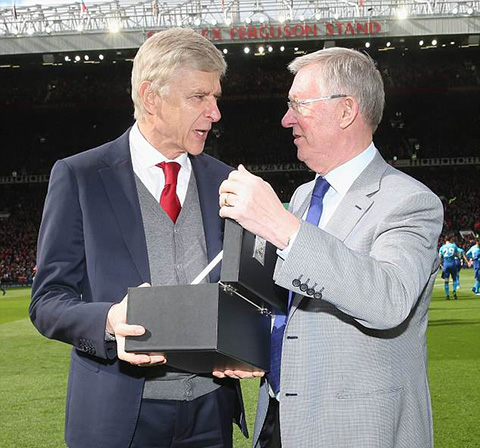 Sir Alex tặng quà Wenger