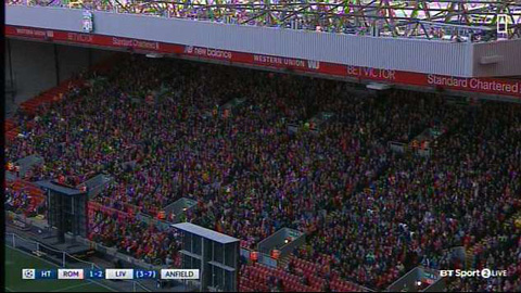 Các CĐV Liverpool đến sân Anfield để cổ vũ từ xa cho đội bóng thông qua màn hinh lớn
